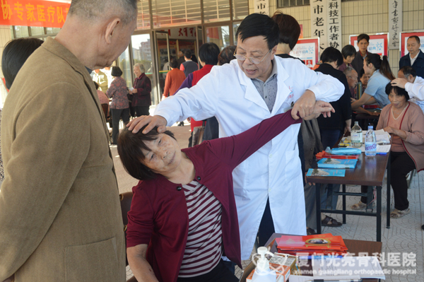 熊副院长现场进行诊断治疗1.jpg