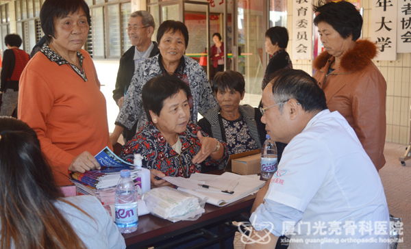 接受咨询的张春发主任1.jpg