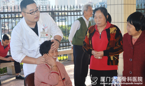 康复师为患者人群理疗、按摩1.jpg
