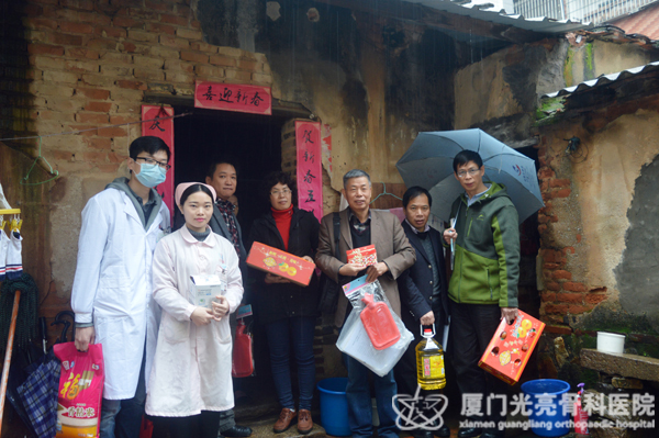 “雨中情，暖塘边“，联建片区成员走村串户慰问孤寡老人及贫困人员1.jpg