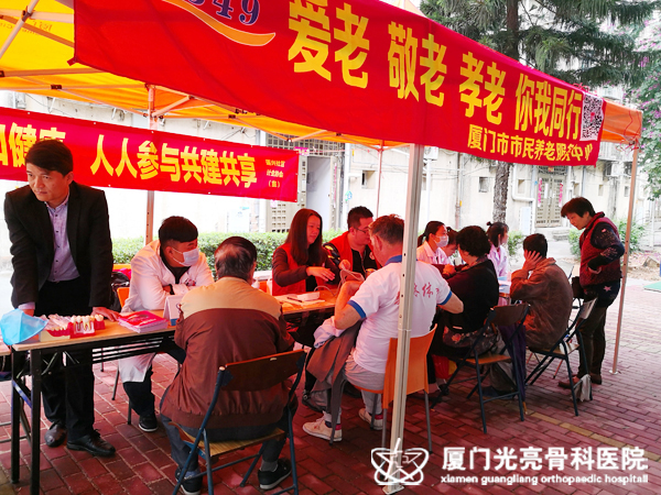 2018年1月19日毛跃医师在湖里区莲兴社区义诊.jpg