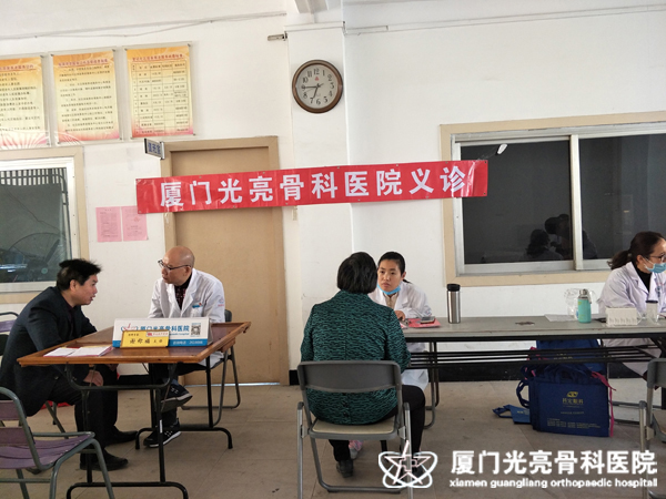 2018年3月12谢称福主任在海沧区鳌冠村义诊.jpg