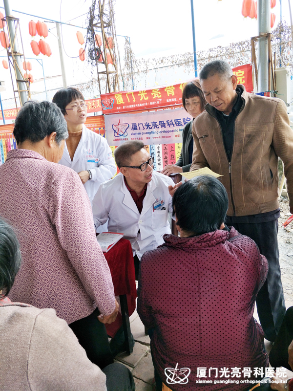 2018年3月17日在郑院长在给患者病情分析.jpg