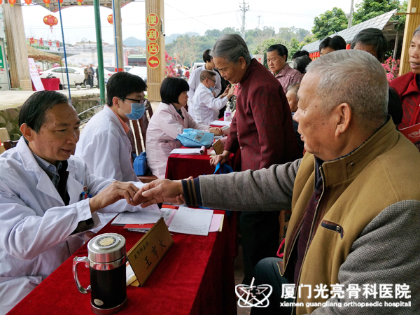 2018年3月17日王亨火主任在帮患做检查.jpg