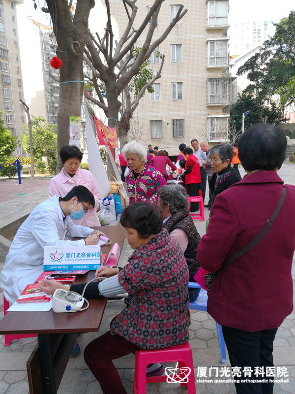 2018年3月23日王志海副主任在湖里区祥店新城义诊.jpg